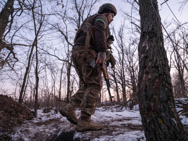 Drei Jahre nach Kriegsbeginn sagt der ukrainische Verteidigungsminister: «Ukrainische Soldaten kämpfen um jeden Meter unseres Landes» (Archivbild) - Foto: Iryna Rybakova/Ukrainian 93rd Mechanized brigade/AP/dpa