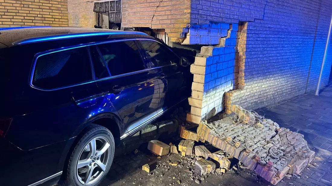 POL-COE: Dülmen, Haverlandweg/ Auto fährt gegen Garage - Bild: presseportal.de