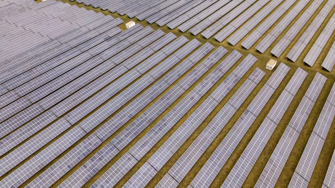 Ein Solarpark der BayWa r.e. in Mecklenburg-Vorpommern am Ostseeflughafen Barth. - Bild: Bernd Wüstneck/dpa