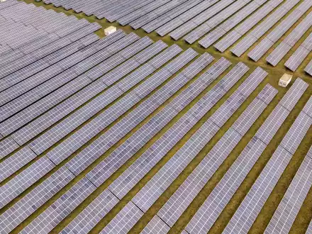 Ein Solarpark der BayWa r.e. in Mecklenburg-Vorpommern am Ostseeflughafen Barth. - Foto: Bernd Wüstneck/dpa