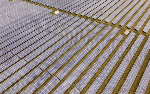 Ein Solarpark der BayWa r.e. in Mecklenburg-Vorpommern am Ostseeflughafen Barth. Die Baywa-Muttergesellschaft verkauft notgedrungen ihre Beteiligung an dem Ökostromunternehmen an den Schweizer Partner E.I.P. - Foto: Bernd Wüstneck/dpa