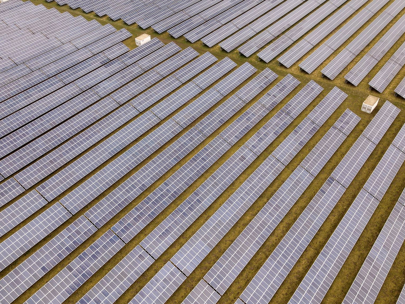 Ein Solarpark der BayWa r.e. in Mecklenburg-Vorpommern am Ostseeflughafen Barth. - Foto: Bernd Wüstneck/dpa