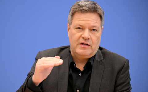 Ob er sein Bundestagsmandat wahrnehmen will, ließ Habeck zunächst offen. - Foto: Sören Stache/dpa