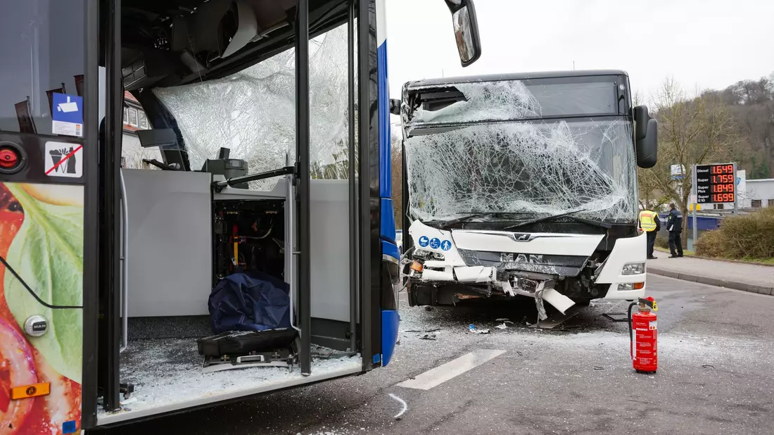 Wie es zu dem Unfall kam, ist noch unklar.  - Bild: Oliver Dietze/dpa