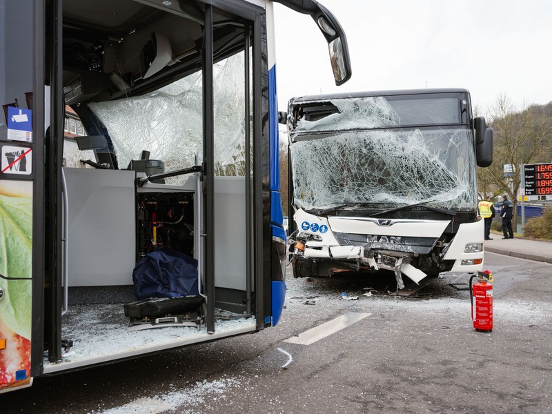 Wie es zu dem Unfall kam, ist noch unklar.  - Foto: Oliver Dietze/dpa