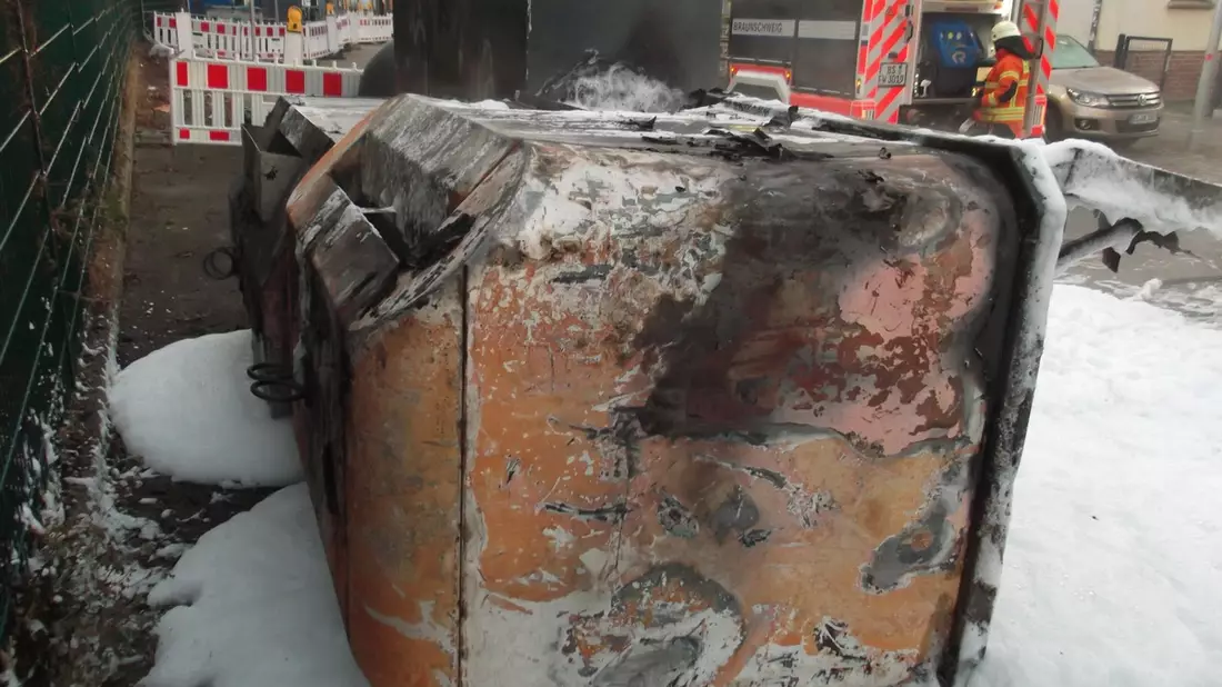 POL-BS: Zwei Container geraten in Brand - Zeugen gesucht - Bild: presseportal.de