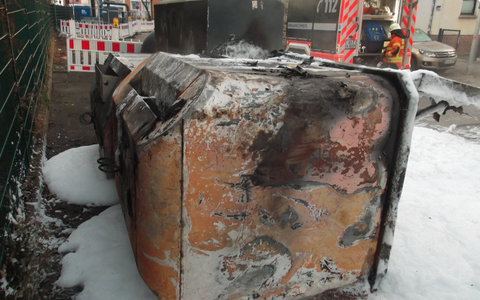 POL-BS: Zwei Container geraten in Brand - Zeugen gesucht - Foto: presseportal.de