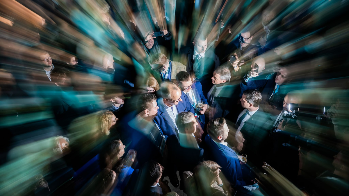 Der Kanzlerkandidat der Union, Friedrich Merz, steht am Wahlabend zwischen Parteifreunden in der CDU-Parteizentrale. - Foto: Christoph Soeder/dpa