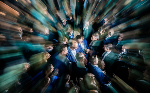 Der Kanzlerkandidat der Union, Friedrich Merz, steht am Wahlabend zwischen Parteifreunden in der CDU-Parteizentrale. - Foto: Christoph Soeder/dpa