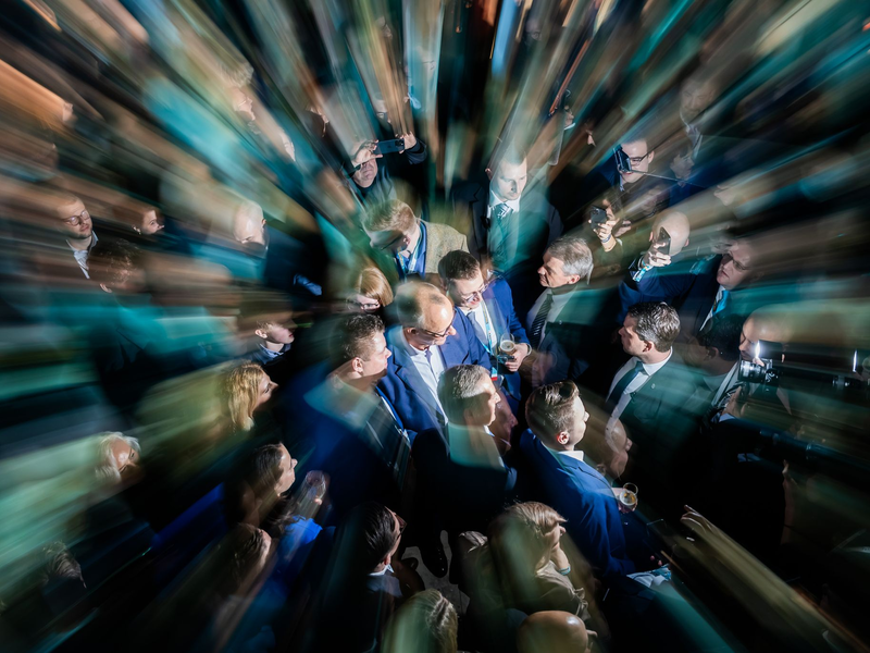 Der Kanzlerkandidat der Union, Friedrich Merz, steht am Wahlabend zwischen Parteifreunden in der CDU-Parteizentrale. - Foto: Christoph Soeder/dpa