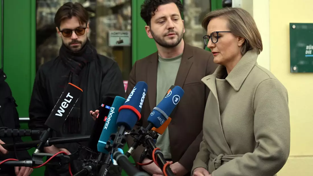 Felix Banaszak und Franziska Brantner wollen Co-Parteivorsitzende der Grünen bleiben. - Bild: Federico Gambarini/dpa