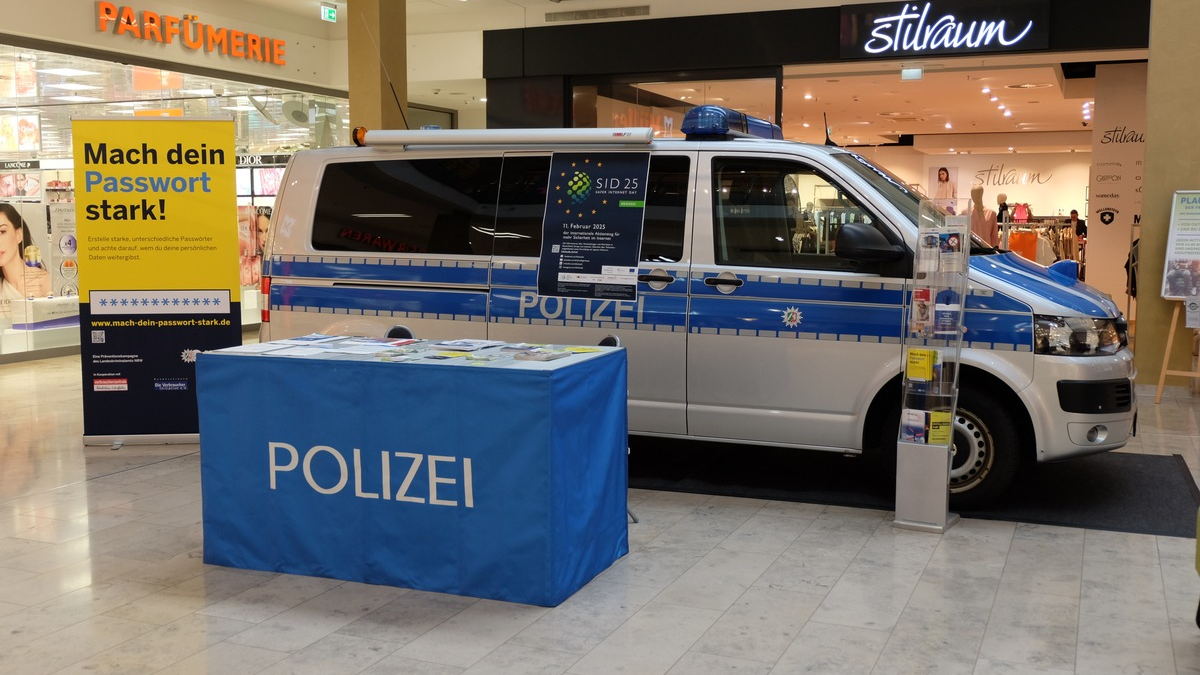 POL-RBK: Bergisch Gladbach - Infostand der Kriminalprävention zusammen mit Weisser Ring e.V. - Foto: presseportal.de