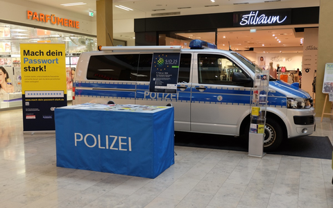POL-RBK: Bergisch Gladbach - Infostand der KriminalprÀvention zusammen mit Weisser Ring e.V. - Foto: presseportal.de POL-RBK: Bergisch Gladbach - Infostand der KriminalprÀvention zusammen mit Weisser Ring e.V. - Foto: presseportal.de