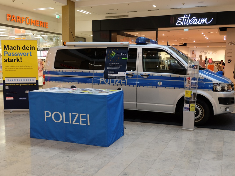 POL-RBK: Bergisch Gladbach - Infostand der Kriminalprävention zusammen mit Weisser Ring e.V. - Foto: presseportal.de