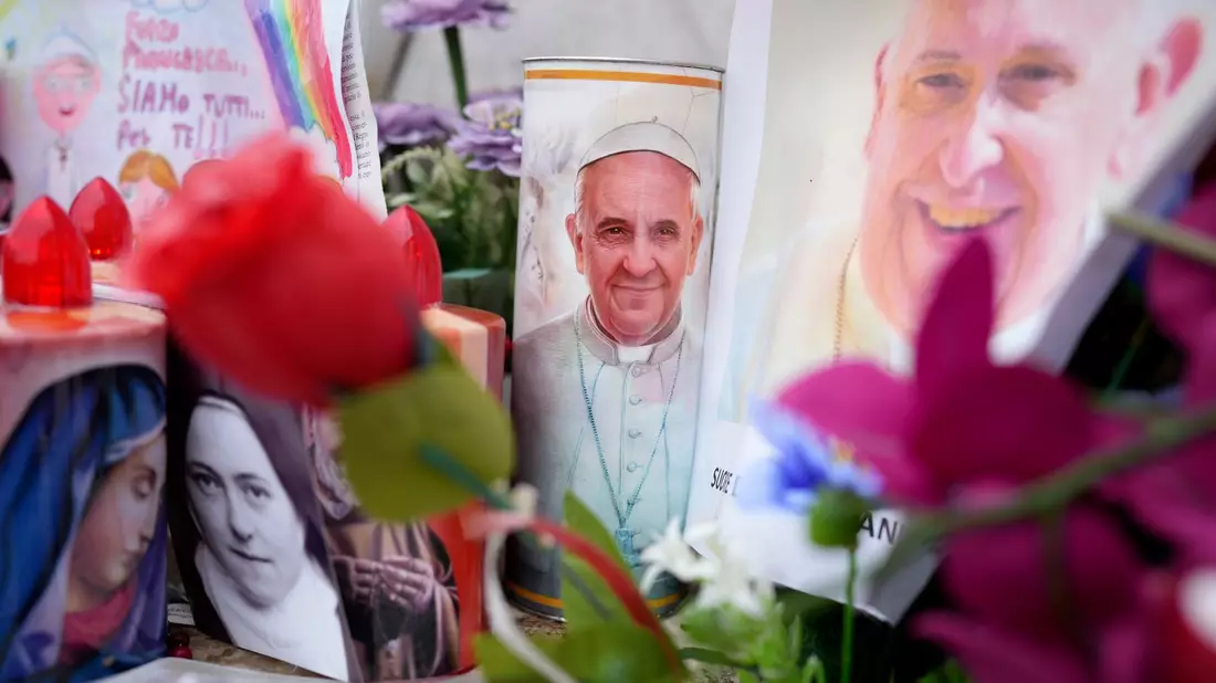Für Papst Franziskus ist keine baldige Entlassung aus dem Gemelli-Krankenhaus in Sicht. - Bild: Alessandra Tarantino/AP/dpa