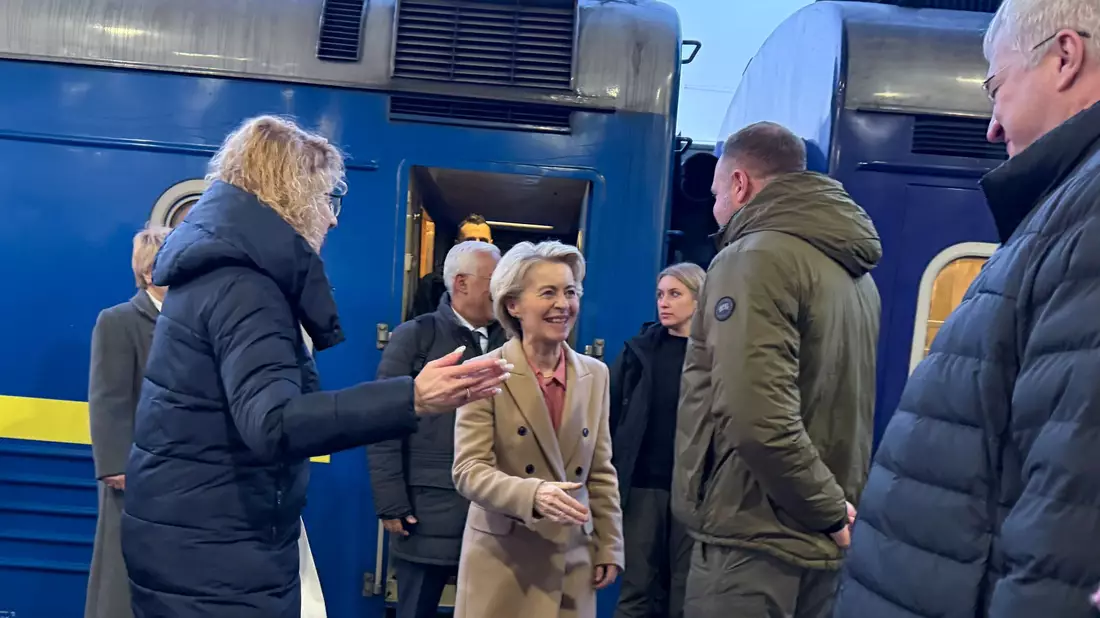 Kündigt in Kiew weitere Unterstützung für die Ukraine an: Kommissionspräsidentin Ursula von der Leyen. - Bild: Ansgar Haase/ENR Pool/dpa