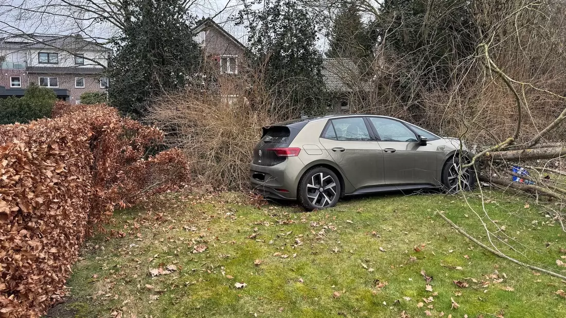 POL-OL: +++Pressemitteilung des PK Bad Zwischenahn: Gaspedal mit Bremspedal verwechselt, Hecke durchbrochen, Pkw beschädigt+++ - Bild: presseportal.de