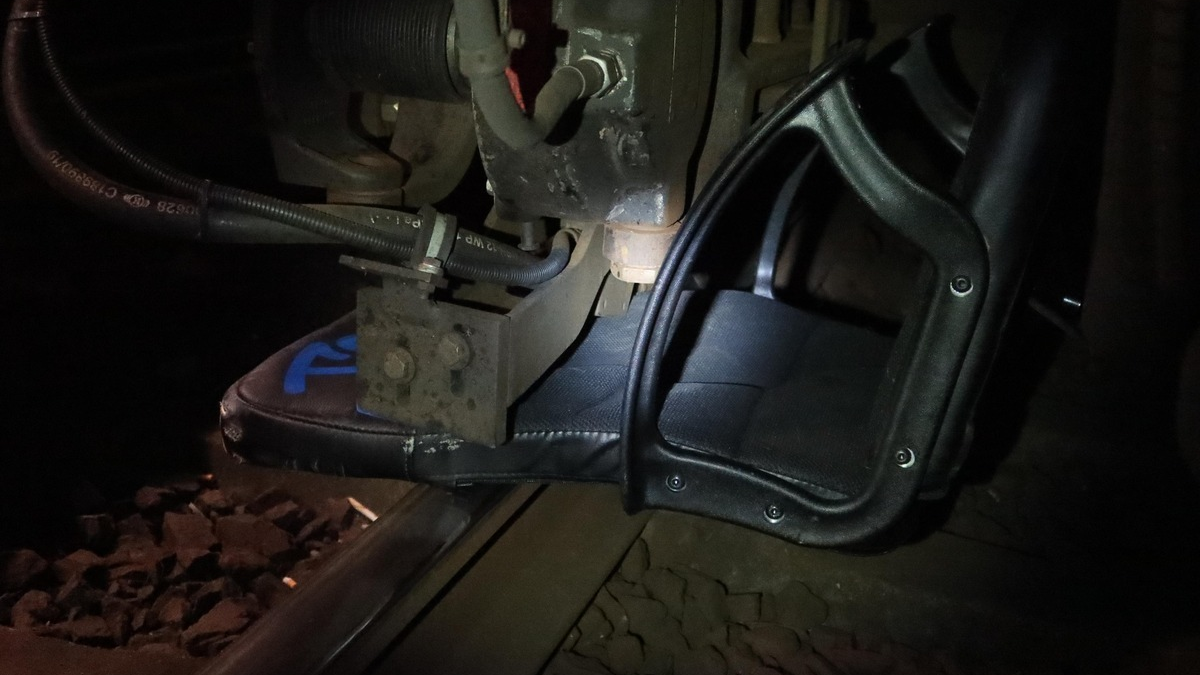 BPOLI MD: Zeugenaufruf der Bundespolizei: Unbekannte legen Bürostuhl ins Gleisbett und Schottersteine auf Schienenköpfe - Foto: presseportal.de