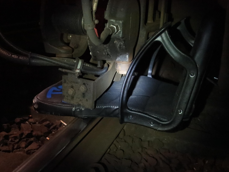 BPOLI MD: Zeugenaufruf der Bundespolizei: Unbekannte legen Bürostuhl ins Gleisbett und Schottersteine auf Schienenköpfe - Foto: presseportal.de