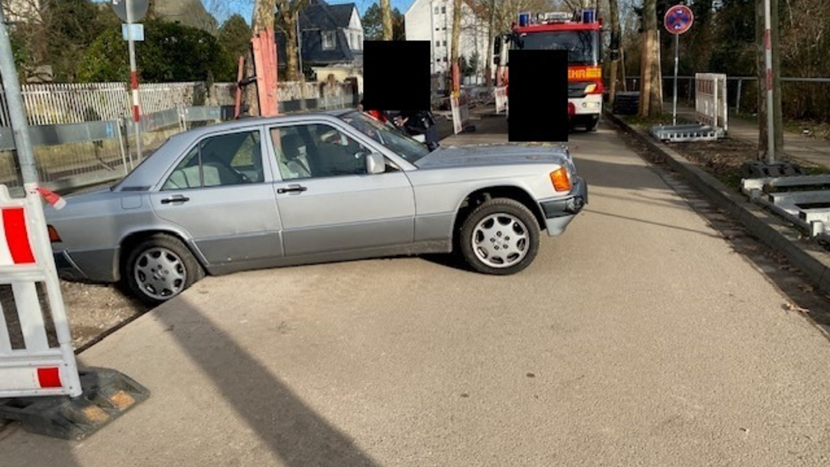 POL-PDLU: Speyer - PKW fährt in Baustelle und bleibt in Grube liegen - Foto: presseportal.de
