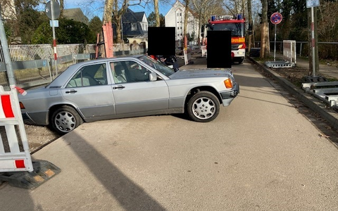 POL-PDLU: Speyer - PKW fährt in Baustelle und bleibt in Grube liegen - Foto: presseportal.de