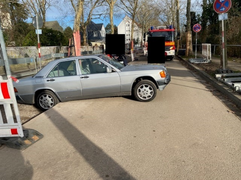 POL-PDLU: Speyer - PKW fährt in Baustelle und bleibt in Grube liegen - Foto: presseportal.de