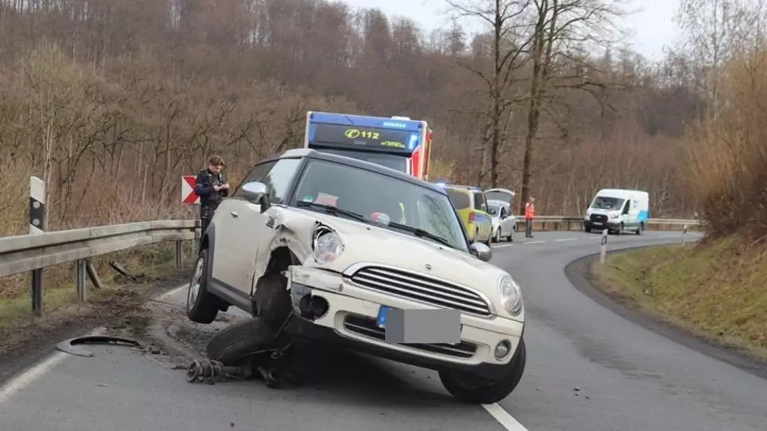 POL-HX: Mini kommt gegen die Leitplanke - Fahrerin verletzt - Bild: presseportal.de