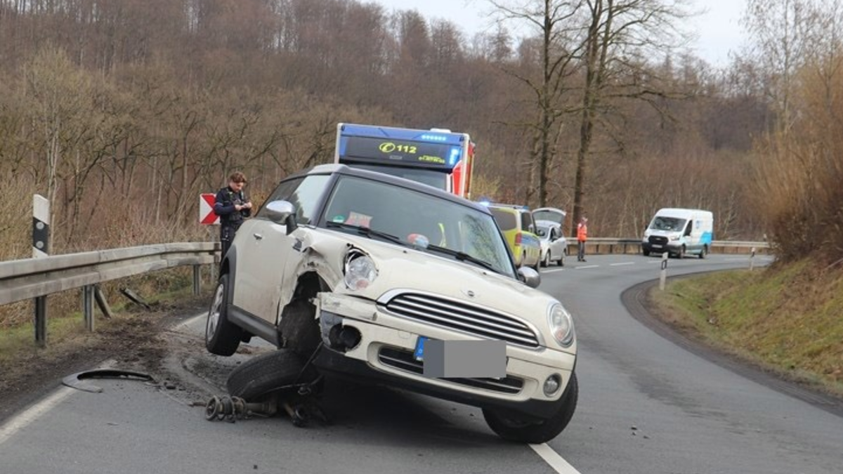 POL-HX: Mini kommt gegen die Leitplanke - Fahrerin verletzt - Foto: presseportal.de