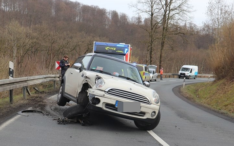 POL-HX: Mini kommt gegen die Leitplanke - Fahrerin verletzt - Foto: presseportal.de