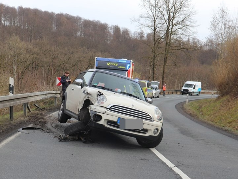 POL-HX: Mini kommt gegen die Leitplanke - Fahrerin verletzt - Foto: presseportal.de