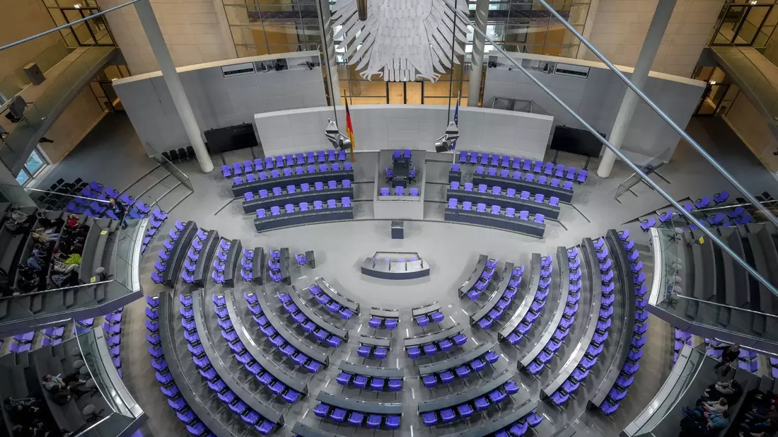 Im Plenum des Bundestages werden aufgrund der Wahlrechtsreform künftig nur noch 630 Abgeordnete sitzen. (Symbolbild) - Bild: Kay Nietfeld/dpa