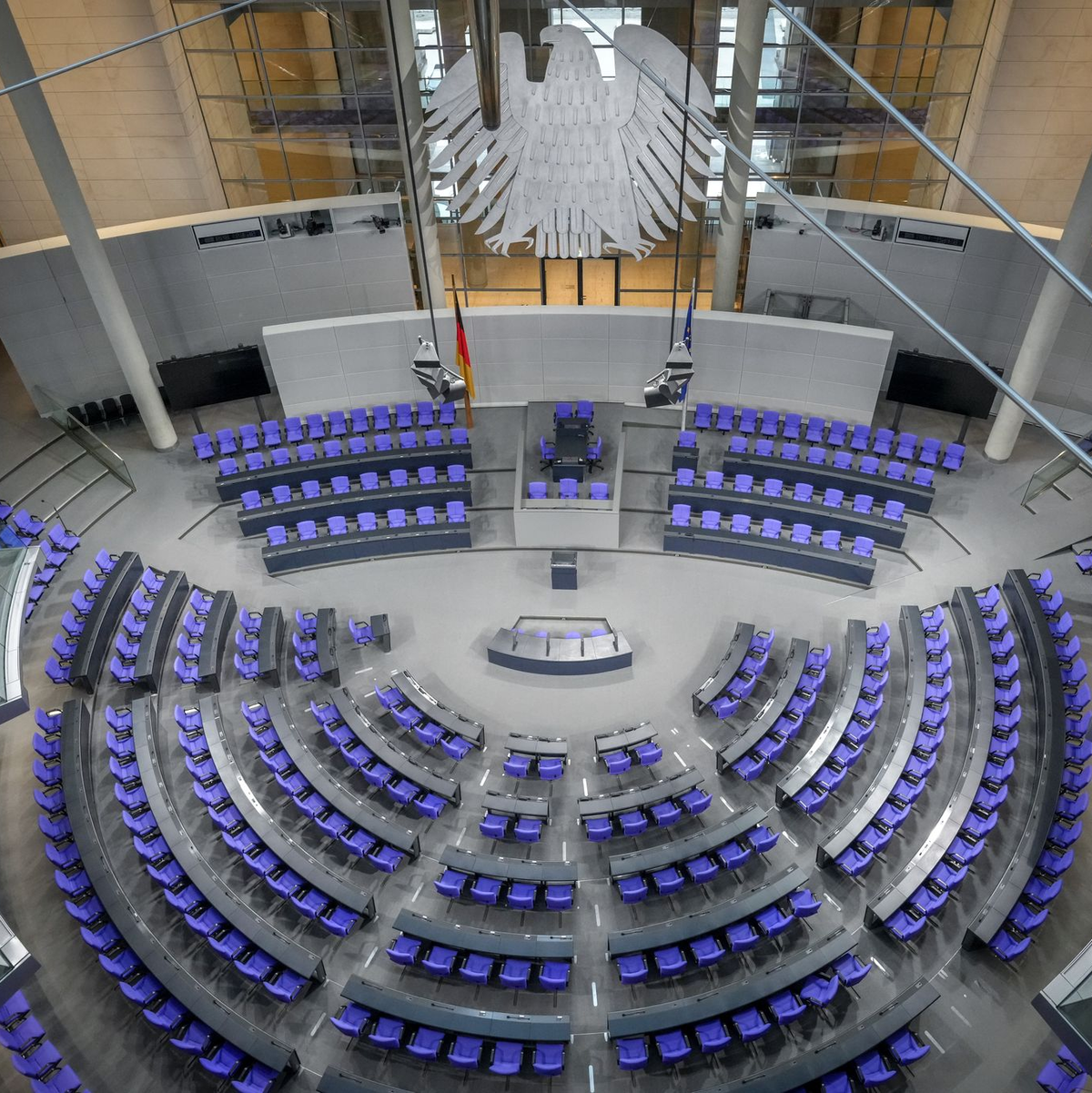 Im Plenum des Bundestages werden aufgrund der Wahlrechtsreform künftig nur noch 630 Abgeordnete sitzen. (Symbolbild) - Foto: Kay Nietfeld/dpa