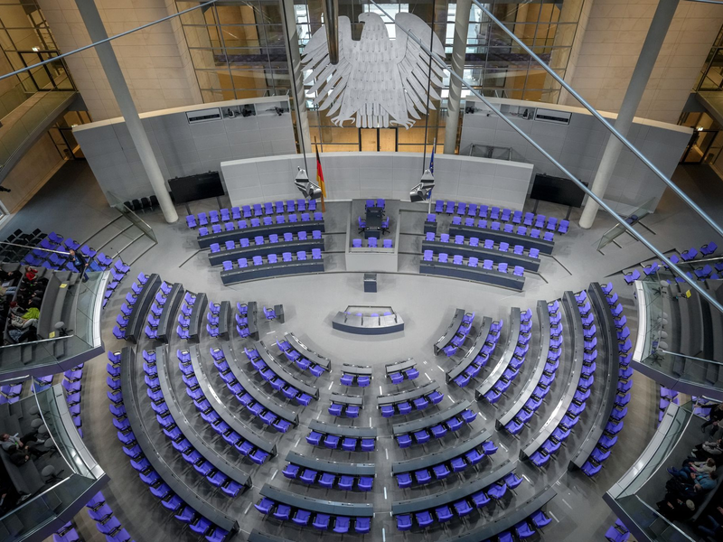 Im Plenum des Bundestages werden aufgrund der Wahlrechtsreform künftig nur noch 630 Abgeordnete sitzen. (Symbolbild) - Foto: Kay Nietfeld/dpa