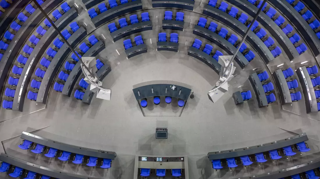 Der durchschnittliche Abgeordnete im frisch gewählten Bundestag ist männlich und 47 Jahre alt. (Foto Archiv) - Bild: Michael Kappeler/dpa