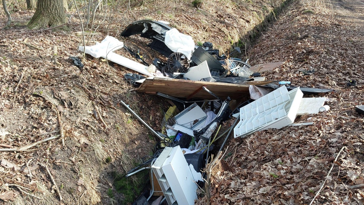 POL-SE: Heist - Illegale Müllablagerung im Waldgebiet - Polizei auf der Suche nach Hinweisen - Foto: presseportal.de