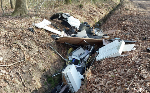 POL-SE: Heist - Illegale Müllablagerung im Waldgebiet - Polizei auf der Suche nach Hinweisen - Foto: presseportal.de