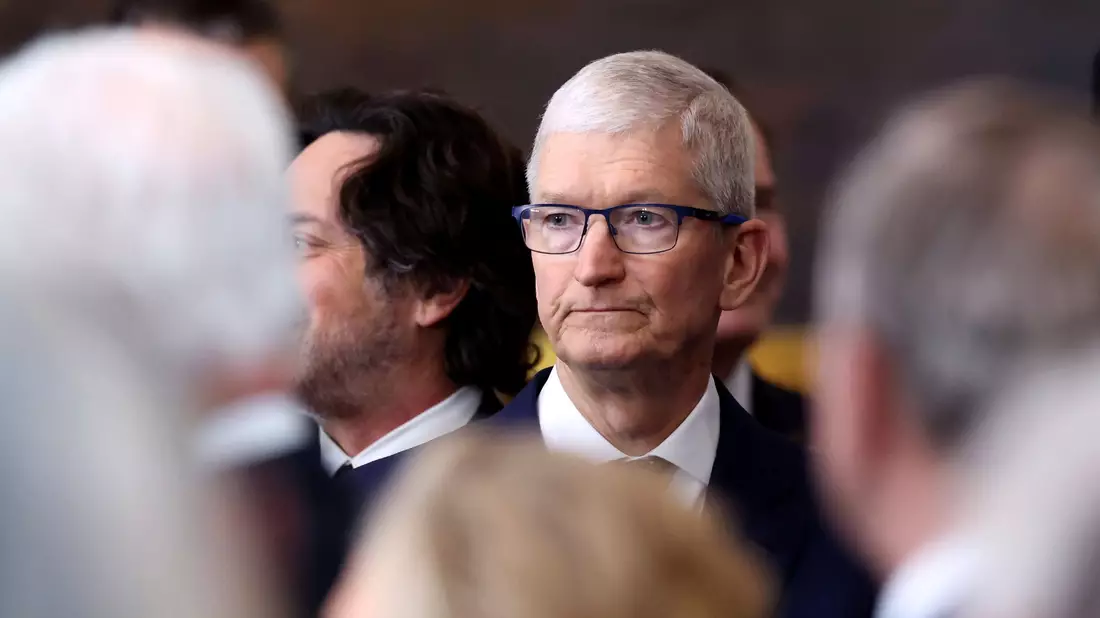  Kündigt nach seinem Treffen mit Trump ein 500 Milliarden Dollar schweres Investitionsprogramm an: Apple-Chef Tim Cook. (Archivbild)  - Bild: Kevin Lamarque/Pool Reuters/AP/dpa