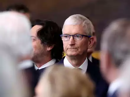  Kündigt nach seinem Treffen mit Trump ein 500 Milliarden Dollar schweres Investitionsprogramm an: Apple-Chef Tim Cook. (Archivbild)  - Foto: Kevin Lamarque/Pool Reuters/AP/dpa
