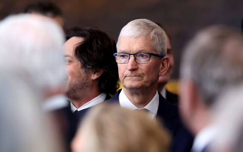  Kündigt nach seinem Treffen mit Trump ein 500 Milliarden Dollar schweres Investitionsprogramm an: Apple-Chef Tim Cook. (Archivbild)  - Foto: Kevin Lamarque/Pool Reuters/AP/dpa
