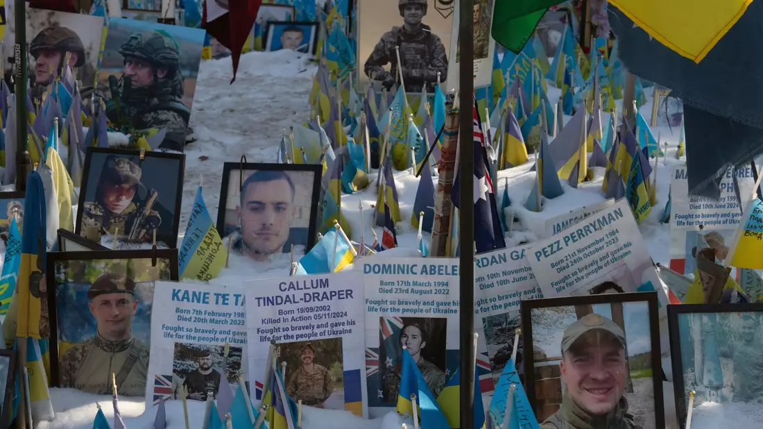 Zehntausende ukrainische Verteidiger sind im Kampf gegen den russischen Angriffskrieg bisher gefallen. - Bild: Efrem Lukatsky/AP/dpa