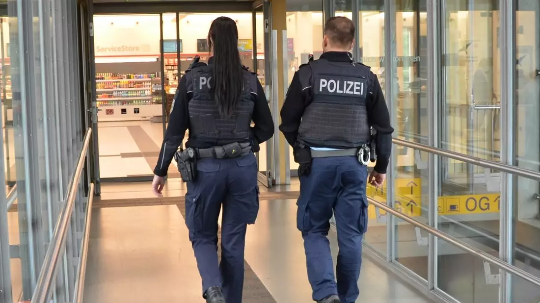 Bundespolizeidirektion München: Hauptbahnhof Regensburg: Betrunkener belästigt zwei Frauen sexuell - Bild: presseportal.de
