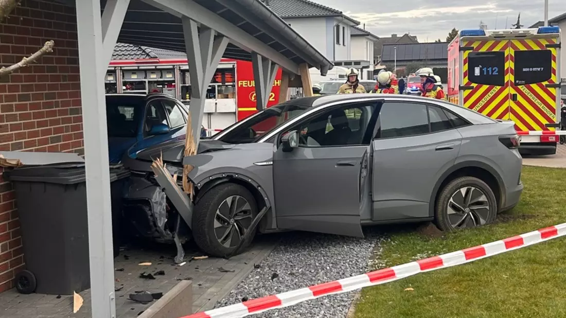 FW Minden: Einsturzgefährdetes Carport nach Kollision mit PKW in Dankersen - Bild: presseportal.de