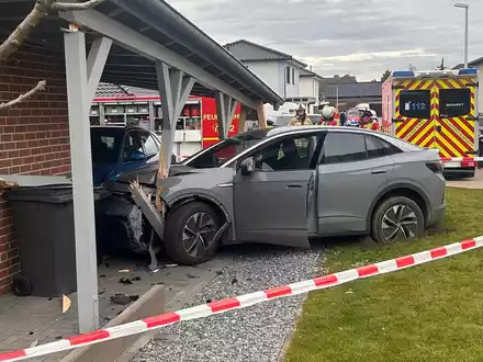 FW Minden: Einsturzgefährdetes Carport nach Kollision mit PKW in Dankersen - Foto: presseportal.de