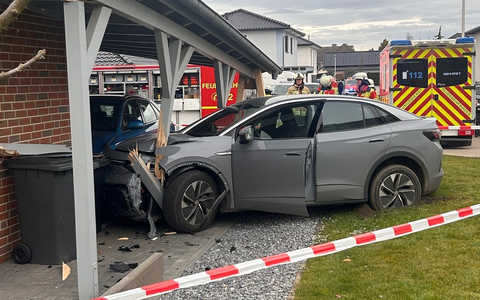 FW Minden: Einsturzgefährdetes Carport nach Kollision mit PKW in Dankersen - Foto: presseportal.de