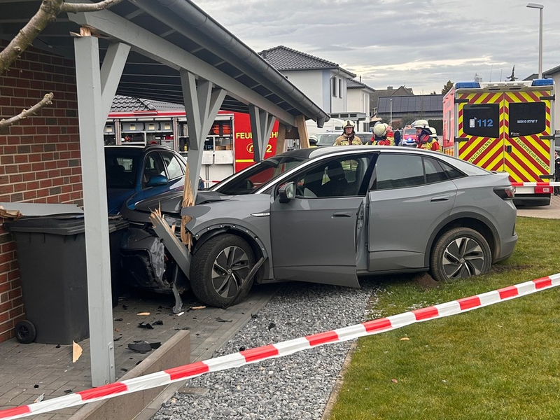 FW Minden: Einsturzgefährdetes Carport nach Kollision mit PKW in Dankersen - Foto: presseportal.de