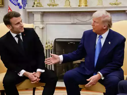 US-Präsident Donald Trump (r) trifft sich mit Frankreichs Präsident Emmanuel Macron im Weißen Haus. - Foto: Ludovic Marin/POOL AFP/AP/dpa