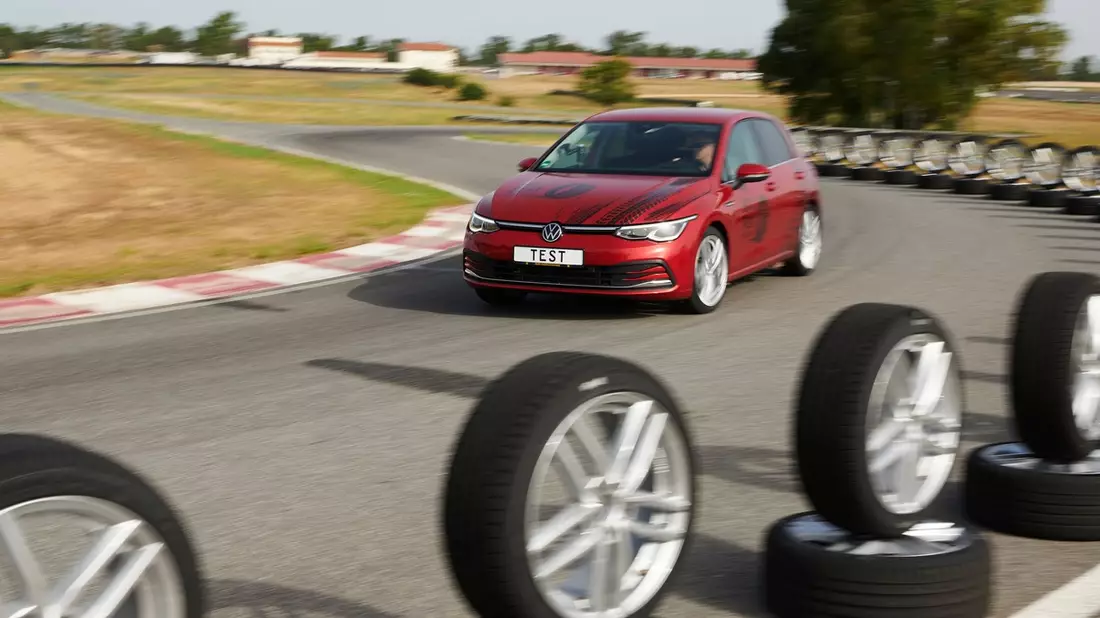 Sportlich und sicher? Nicht immer! / ADAC Sommerreifentest 2025: Elf 18 Zoll Reifen überzeugen / Aber auch ein Ausreißer am unteren Ende - Bild: presseportal.de