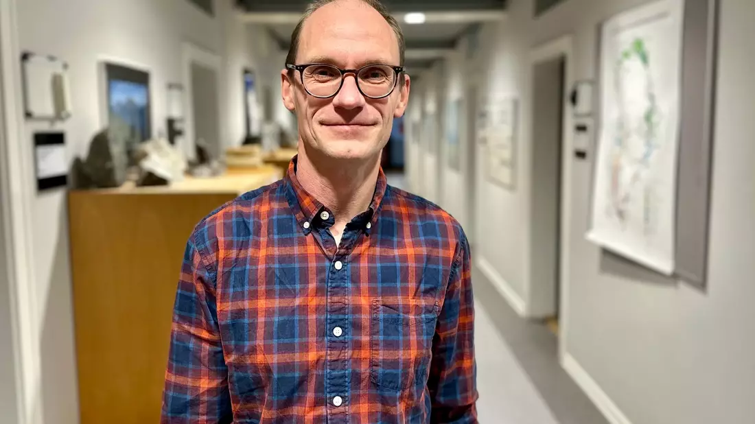 Der Mineralforscher Jakob Kløve Keiding steht in seinem Institut Geus. - Bild: Steffen Trumpf/dpa