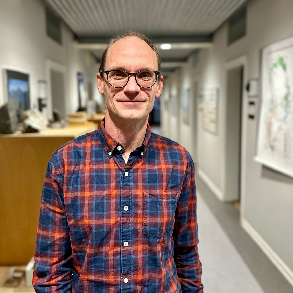 Der Mineralforscher Jakob Kløve Keiding steht in seinem Institut Geus. - Foto: Steffen Trumpf/dpa