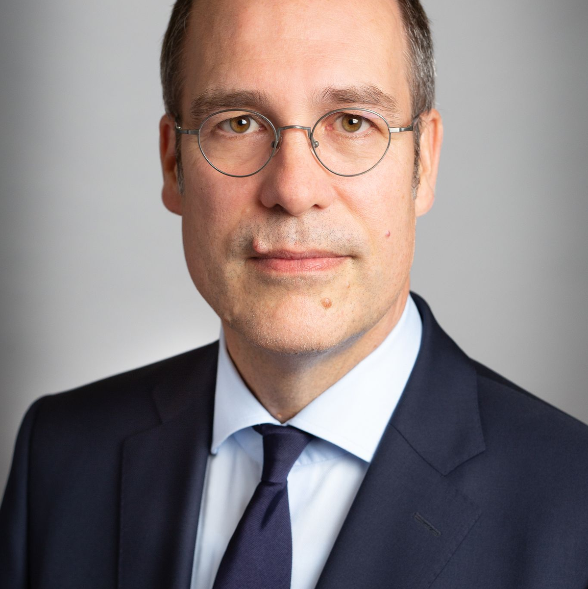 Commerzbank-Chefvolkswirt Jörg Krämer fordert nach der Bundestagswahl schnelle Impulse für die Wirtschaft. - Foto: Commerzbank/dpa